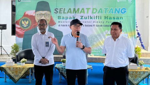Menko Bidang Pangan Zulkifli Hasan berdialog dengan petani garam saat meninjau produksi garam di kawasan PT Garam Camplong, Kabupaten Sampang, Madura, Minggu (8/3/2026).