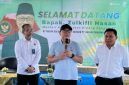 Menko Bidang Pangan Zulkifli Hasan berdialog dengan petani garam saat kunjungan kerja di kawasan produksi PT Garam, Kecamatan Camplong, Kabupaten Sampang, Minggu (8/3/2026).