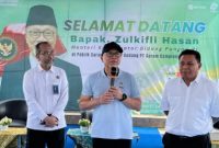 Menko Bidang Pangan Zulkifli Hasan berdialog dengan petani garam saat kunjungan kerja di kawasan produksi PT Garam, Kecamatan Camplong, Kabupaten Sampang, Minggu (8/3/2026).