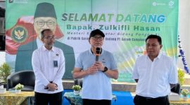 Menko Bidang Pangan Zulkifli Hasan berdialog dengan petani garam saat kunjungan kerja di kawasan produksi PT Garam, Kecamatan Camplong, Kabupaten Sampang, Minggu (8/3/2026).