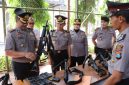 Wakapolres Sumenep Haris Darma Sucipto memimpin apel pagi sekaligus melakukan pengecekan senjata api milik personel di lingkungan Polres Sumenep, Senin (9/3/2026).