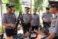 Wakapolres Sumenep Haris Darma Sucipto memimpin apel pagi sekaligus melakukan pengecekan senjata api milik personel di lingkungan Polres Sumenep, Senin (9/3/2026).
