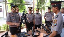 Wakapolres Sumenep Haris Darma Sucipto memimpin apel pagi sekaligus melakukan pengecekan senjata api milik personel di lingkungan Polres Sumenep, Senin (9/3/2026).