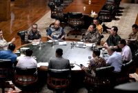 Presiden Prabowo Subianto memimpin rapat bersama sejumlah menteri Kabinet Merah Putih di kediaman pribadinya di Hambalang, Bogor, Jawa Barat, Minggu (8/3/2026).