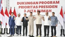 Menteri Perumahan dan Kawasan Permukiman Maruarar Sirait saat melakukan peletakan batu pertama pembangunan rumah susun (rusun) subsidi di kawasan Meikarta, Kabupaten Bekasi, Jawa Barat, Minggu (08/03/2026). Proyek ini merupakan bagian dari percepatan Program 3 Juta Rumah yang diinisiasi Presiden Prabowo Subianto.