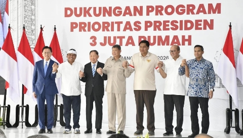 Menteri Perumahan dan Kawasan Permukiman Maruarar Sirait saat melakukan peletakan batu pertama pembangunan rumah susun (rusun) subsidi di kawasan Meikarta, Kabupaten Bekasi, Jawa Barat, Minggu (08/03/2026). Proyek ini merupakan bagian dari percepatan Program 3 Juta Rumah yang diinisiasi Presiden Prabowo Subianto.