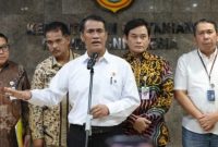 Menteri Pertanian Andi Amran Sulaiman memberikan keterangan terkait kondisi ketahanan pangan nasional di Jakarta, Jumat (06/03/2026). Pemerintah memastikan stok beras nasional dalam kondisi aman dengan ketersediaan yang cukup untuk memenuhi kebutuhan masyarakat hingga lebih dari 10 bulan ke depan.