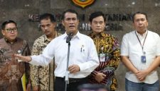 Menteri Pertanian Andi Amran Sulaiman memberikan keterangan terkait kondisi ketahanan pangan nasional di Jakarta, Jumat (06/03/2026). Pemerintah memastikan stok beras nasional dalam kondisi aman dengan ketersediaan yang cukup untuk memenuhi kebutuhan masyarakat hingga lebih dari 10 bulan ke depan.