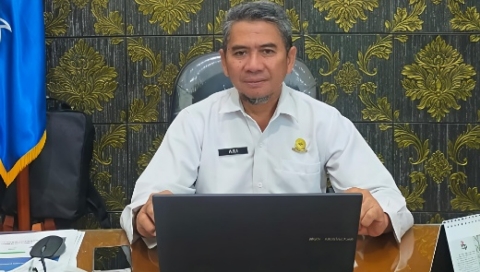 Kepala Stasiun Meteorologi Trunojoyo Sumenep Ari Widjajanto memberikan keterangan terkait perkembangan kondisi cuaca di wilayah Sumenep, Senin (09/03/2026).