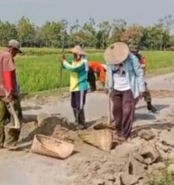 Babinsa dan Warga Guworejo Gotong Royong Uruk Bahu Jalan Rusak