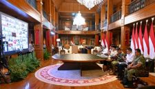 Presiden Prabowo Subianto menyampaikan sambutan saat meresmikan 218 jembatan di berbagai wilayah Indonesia secara hybrid dari kediaman pribadinya di Hambalang, Bogor, Jawa Barat, Senin (09/03/2026).