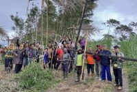 Warga Dusun Pronojiwo, Desa Blarang, Kecamatan Tutur, Kabupaten Pasuruan menyiapkan kincir angin bambu dalam tradisi Kitiran Sewu yang digelar sebagai permainan tradisional sekaligus upaya melestarikan budaya lokal.