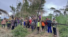 Warga Dusun Pronojiwo, Desa Blarang, Kecamatan Tutur, Kabupaten Pasuruan menyiapkan kincir angin bambu dalam tradisi Kitiran Sewu yang digelar sebagai permainan tradisional sekaligus upaya melestarikan budaya lokal.
