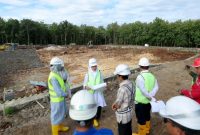 Bupati Ipuk Fiestiandani meninjau progres pembangunan TPS 3R di Desa Karetan, Purwoharjo, Banyuwangi. Fasilitas pengolahan sampah berkapasitas 160 ton per hari tersebut ditargetkan mulai beroperasi pada September 2026.