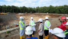 Bupati Ipuk Fiestiandani meninjau progres pembangunan TPS 3R di Desa Karetan, Purwoharjo, Banyuwangi. Fasilitas pengolahan sampah berkapasitas 160 ton per hari tersebut ditargetkan mulai beroperasi pada September 2026.