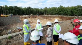 Bupati Ipuk Fiestiandani meninjau progres pembangunan TPS 3R di Desa Karetan, Purwoharjo, Banyuwangi. Fasilitas pengolahan sampah berkapasitas 160 ton per hari tersebut ditargetkan mulai beroperasi pada September 2026.