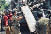 Petugas gabungan dari Satuan Polisi Pamong Praja Kota Surabaya bersama perangkat daerah menertibkan lapak pedagang yang berdiri di bahu jalan di kawasan Jalan Simo Katrungan, Surabaya, Senin (9/3/2026). Penertiban dilakukan karena keberadaan lapak memicu kemacetan dan mengganggu aktivitas warga.