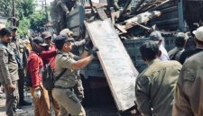 Petugas gabungan dari Satuan Polisi Pamong Praja Kota Surabaya bersama perangkat daerah menertibkan lapak pedagang yang berdiri di bahu jalan di kawasan Jalan Simo Katrungan, Surabaya, Senin (9/3/2026). Penertiban dilakukan karena keberadaan lapak memicu kemacetan dan mengganggu aktivitas warga.