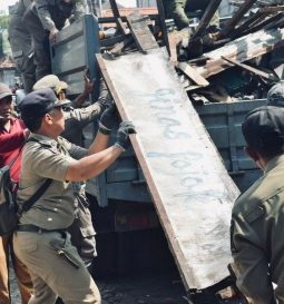 Pemkot Surabaya Tertibkan Lapak Pedagang di Jalan Simo Katrungan