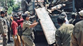 Petugas gabungan dari Satuan Polisi Pamong Praja Kota Surabaya bersama perangkat daerah menertibkan lapak pedagang yang berdiri di bahu jalan di kawasan Jalan Simo Katrungan, Surabaya, Senin (9/3/2026). Penertiban dilakukan karena keberadaan lapak memicu kemacetan dan mengganggu aktivitas warga.