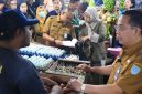 Wali Kota Probolinggo dr. Aminuddin bersama Wakil Wali Kota Ina Dwi Lestari melakukan monitoring dan evaluasi bahan pokok dan barang penting (bapokting) di Pasar Baru Probolinggo, Selasa (10/3/2026), guna memastikan ketersediaan stok dan stabilitas harga menjelang Idulfitri.