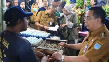 Wali Kota Probolinggo dr. Aminuddin bersama Wakil Wali Kota Ina Dwi Lestari melakukan monitoring dan evaluasi bahan pokok dan barang penting (bapokting) di Pasar Baru Probolinggo, Selasa (10/3/2026), guna memastikan ketersediaan stok dan stabilitas harga menjelang Idulfitri.
