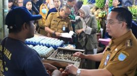 Wali Kota Probolinggo dr. Aminuddin bersama Wakil Wali Kota Ina Dwi Lestari melakukan monitoring dan evaluasi bahan pokok dan barang penting (bapokting) di Pasar Baru Probolinggo, Selasa (10/3/2026), guna memastikan ketersediaan stok dan stabilitas harga menjelang Idulfitri.