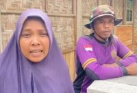 Buruh penjual kelapa Giyanto bersama keluarga menempati rumah baru yang dibangun melalui program TMMD ke-127 Kodim 0728/Wonogiri di Dusun Sapatan, Desa Kembang, Kecamatan Jatipurno, Wonogiri, Selasa (10/3/2026).