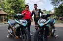 Pembalap muda asal Lumajang, Candra Hermawan, berpose di samping motor balapnya usai mengikuti salah satu seri road race Asia. Candra berhasil mencatatkan tiga podium di Malaysia, Jepang, dan Thailand pada musim balap 2025.