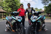 Pembalap muda asal Lumajang, Candra Hermawan, berpose di samping motor balapnya usai mengikuti salah satu seri road race Asia. Candra berhasil mencatatkan tiga podium di Malaysia, Jepang, dan Thailand pada musim balap 2025.