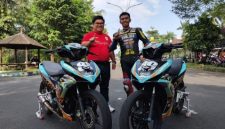 Pembalap muda asal Lumajang, Candra Hermawan, berpose di samping motor balapnya usai mengikuti salah satu seri road race Asia. Candra berhasil mencatatkan tiga podium di Malaysia, Jepang, dan Thailand pada musim balap 2025.