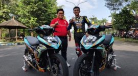 Pembalap muda asal Lumajang, Candra Hermawan, berpose di samping motor balapnya usai mengikuti salah satu seri road race Asia. Candra berhasil mencatatkan tiga podium di Malaysia, Jepang, dan Thailand pada musim balap 2025.