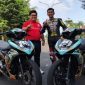 Pembalap muda asal Lumajang, Candra Hermawan, berpose di samping motor balapnya usai mengikuti salah satu seri road race Asia. Candra berhasil mencatatkan tiga podium di Malaysia, Jepang, dan Thailand pada musim balap 2025.