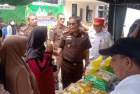 Masyarakat memadati Pasar Murah dan Bazar Ramadan yang digelar Pemerintah Kabupaten Sumenep bersama Kejaksaan Negeri Sumenep di halaman Kantor Kejari Sumenep, Rabu (11/3/2026). 