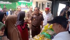 Masyarakat memadati Pasar Murah dan Bazar Ramadan yang digelar Pemerintah Kabupaten Sumenep bersama Kejaksaan Negeri Sumenep di halaman Kantor Kejari Sumenep, Rabu (11/3/2026). 