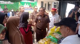 Masyarakat memadati Pasar Murah dan Bazar Ramadan yang digelar Pemerintah Kabupaten Sumenep bersama Kejaksaan Negeri Sumenep di halaman Kantor Kejari Sumenep, Rabu (11/3/2026). 