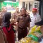 Masyarakat memadati Pasar Murah dan Bazar Ramadan yang digelar Pemerintah Kabupaten Sumenep bersama Kejaksaan Negeri Sumenep di halaman Kantor Kejari Sumenep, Rabu (11/3/2026). 