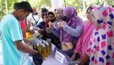 Warga mengantre membeli bahan pokok pada kegiatan Gerakan Pangan Murah (GPM) yang digelar Dinas Ketahanan Pangan, Pertanian, dan Perikanan (DKPPP) Kota Probolinggo di RTH Taman Maramis, Rabu (11/3/2026). 