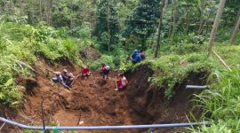 Petugas BPBD bersama Dinas PUPR Kabupaten Probolinggo melakukan penanganan plengsengan di ruas jalan Pesawahan–Tiris, Kecamatan Tiris. Perbaikan dilakukan dengan pemasangan bronjong guna memperkuat badan jalan agar tetap aman dilalui masyarakat.