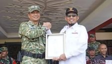 Danrem 084/Bhaskara Jaya Brigjen TNI Danny Alkadrie bersama Bupati Sumenep Achmad Fauzi Wongsojudo menghadiri upacara penutupan program TMMD ke-127 Tahun 2026 di Lapangan Pemkab Sumenep.