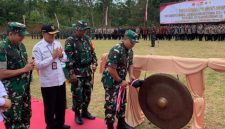 Kasdam IV/Diponegoro Brigjen TNI M. Andhy Kusuma menutup program TMMD Reguler ke-127 Kodim 0728/Wonogiri dengan pemukulan gong di Lapangan Desa Kembang, Kecamatan Jatipurno, Kabupaten Wonogiri.