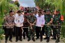 Kasdam IV/Diponegoro Brigjen TNI M. Andhy Kusuma didampingi Bupati Wonogiri Setyo Sukarno dan jajaran TNI meresmikan jalan hasil program TMMD ke-127 di Desa Kembang, Kecamatan Jatipurno, Wonogiri, yang ditandai dengan pemotongan pita.