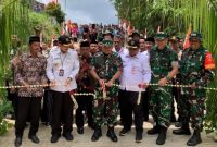 Kasdam IV/Diponegoro Brigjen TNI M. Andhy Kusuma didampingi Bupati Wonogiri Setyo Sukarno dan jajaran TNI meresmikan jalan hasil program TMMD ke-127 di Desa Kembang, Kecamatan Jatipurno, Wonogiri, yang ditandai dengan pemotongan pita.