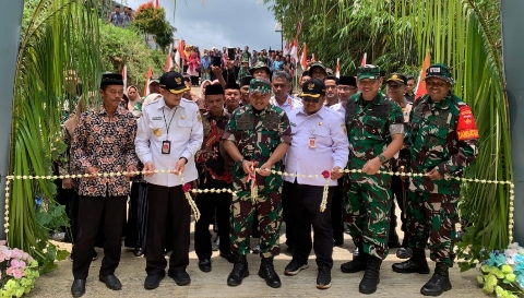 Kasdam IV/Diponegoro Brigjen TNI M. Andhy Kusuma didampingi Bupati Wonogiri Setyo Sukarno dan jajaran TNI meresmikan jalan hasil program TMMD ke-127 di Desa Kembang, Kecamatan Jatipurno, Wonogiri, yang ditandai dengan pemotongan pita.