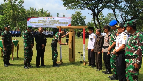 Dandim 0725/Sragen Letkol Inf Dindin Rohidin memimpin upacara penutupan program TMMD Sengkuyung I Tahun 2026 di Desa Bonagung, Kecamatan Tanon, Kabupaten Sragen.