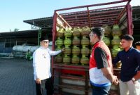 Wakil Bupati Banyuwangi Mujiono bersama tim TPID dan Pertamina meninjau agen elpiji subsidi di Kecamatan Rogojampi untuk memastikan ketersediaan gas 3 kilogram menjelang Idulfitri.