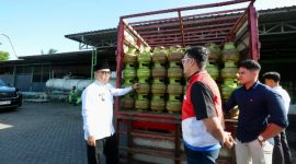 Wakil Bupati Banyuwangi Mujiono bersama tim TPID dan Pertamina meninjau agen elpiji subsidi di Kecamatan Rogojampi untuk memastikan ketersediaan gas 3 kilogram menjelang Idulfitri.