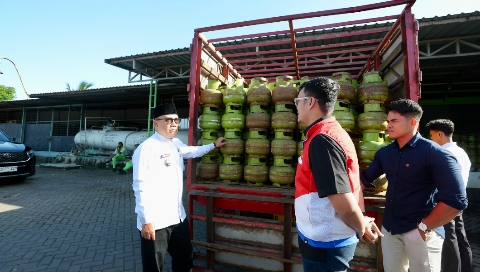 Wakil Bupati Banyuwangi Mujiono bersama tim TPID dan Pertamina meninjau agen elpiji subsidi di Kecamatan Rogojampi untuk memastikan ketersediaan gas 3 kilogram menjelang Idulfitri.