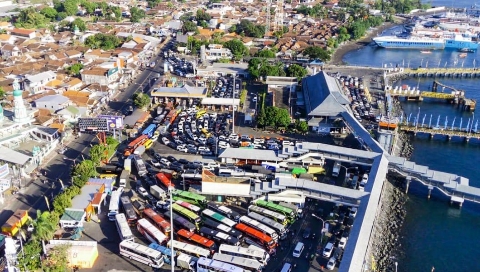 Aktivitas kapal penyeberangan di Pelabuhan Ketapang Banyuwangi. Layanan penyeberangan Ketapang–Gilimanuk akan dihentikan sementara selama perayaan Hari Raya Nyepi pada 18–20 Maret 2026.