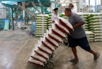 Wakil Bupati Banyuwangi Mujiono meninjau harga dan ketersediaan bahan pokok saat sidak di Pasar Rogojampi bersama TPID, Bulog, dan BPS menjelang Idulfitri.